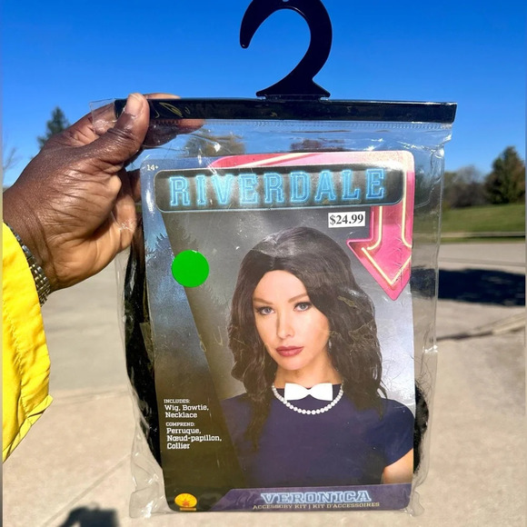 Halloween Character Riverdale Veronica Accessory Kit - Wig Necklace Bowtie - Picture 1 of 6